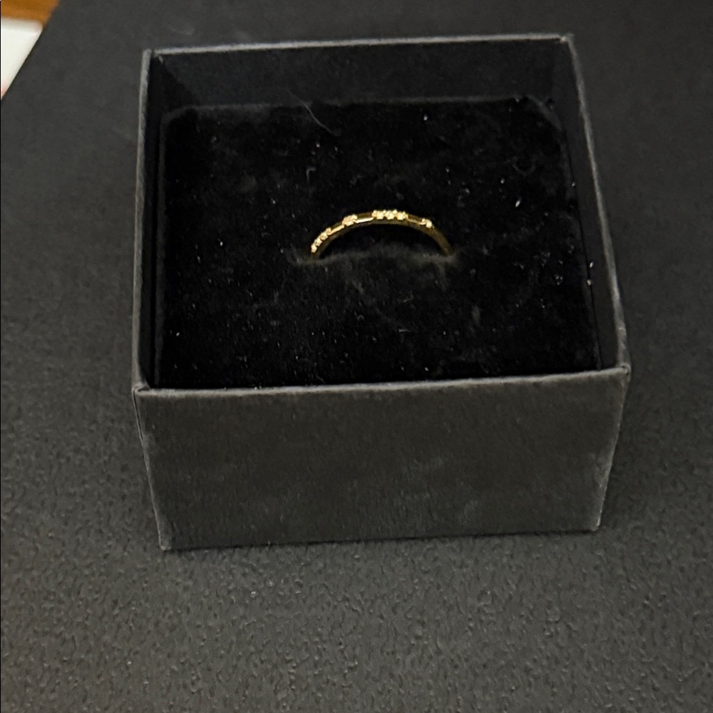 Elegant Gold Women's Ring - Picture 1 of 1